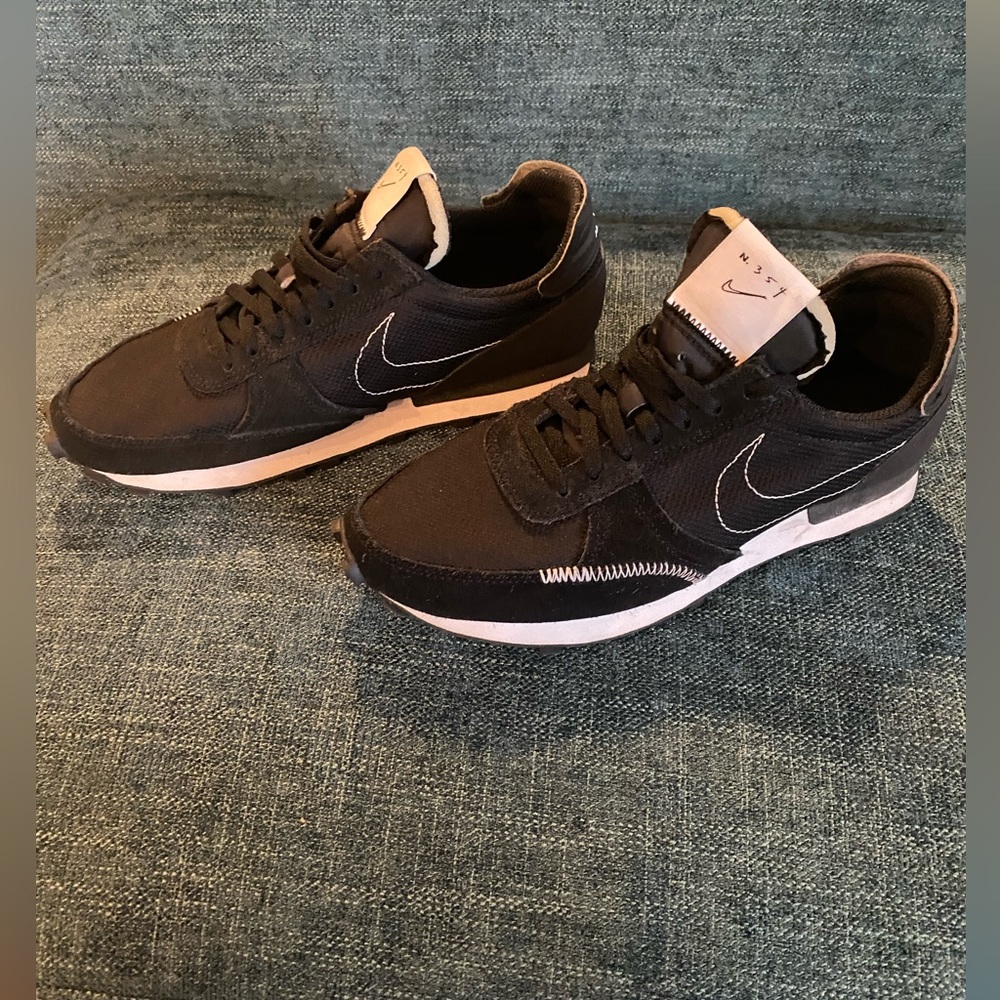 Black and white Nike daybreak size 8.5